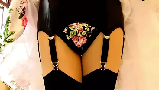 1950'ler çiçekli elbise ve siyah iç çamaşırı