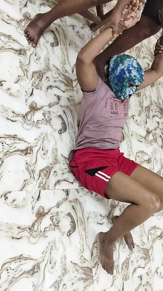Üvey erkek kardeş şişmanlık azaltmasına yardım ederken üvey kız kardeşini sikiyor