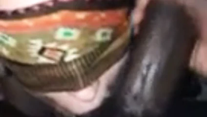 İtaatkar sürtük büyük zenci yarağı dölünü yutuyor