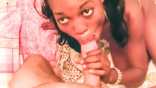 Bu sıcak abanoz genci becerdiğim Afrika'ya ilk seyahatimin eski görüntülerini buldum