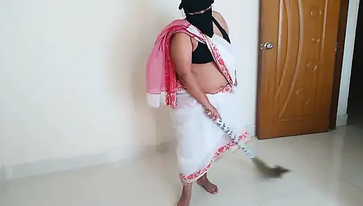 Hintli hizmetçi evi süpürürken sahibi tarafından sikiliyor