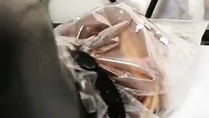 Kafasında çanta ve vibratör olan lastikli kız