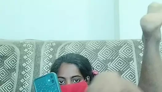 Qute karım büyük dildoyla sikişiyor ve amıyla oynuyor ve erkek arkadaşını görüntülü görüşmesiyle sert parmaklıyor