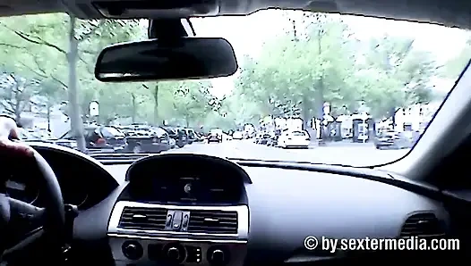 Berlin Ku'dammraser Azgın Kızı Sürükleyerek Götürüyor