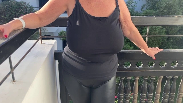 Bayan olgun ayaklar parti için giyinmiş