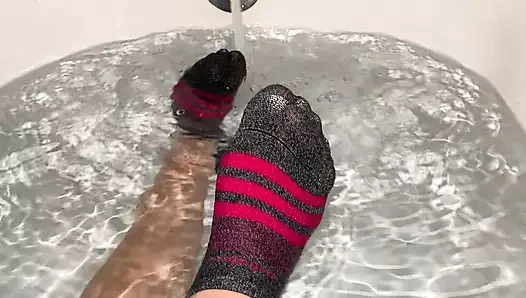 Atletik çoraplı ıslak çorap fetişi