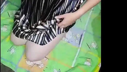 Hintli porno chindo kız erkek arkadaşına amcığını gönderiyor