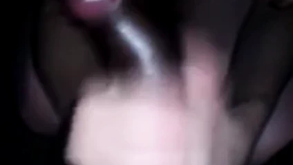 O benim nutz ile oynuyor ve bana bir handjob veriyor!