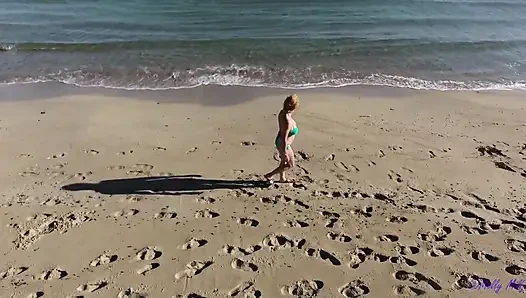 Orta yaşlı seksi kadın plajda tatilde seks yapıyor