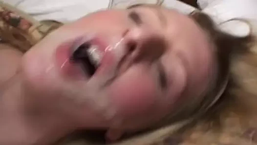 Bir ince Alman sarışın seviyor alma bir çift cumshot