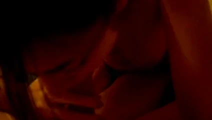 Esmer amatör çalışır için derin boğaz süre yalama onun horoz