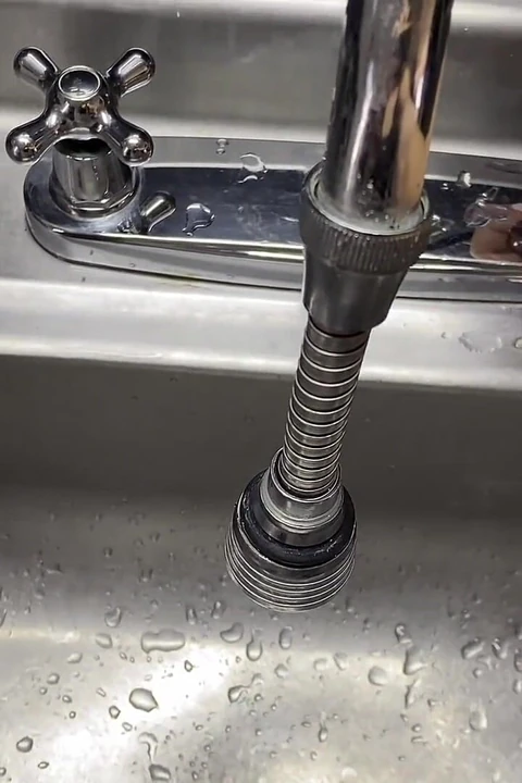 Ev Hanımı Kocasını Tesisatçı ile Aldatıyor - İngilizce Porno