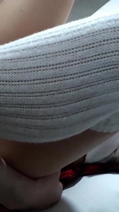 Sıkı ve seksi üvey kız kardeş evde üvey babasıyla yalnız kaldı ve mutfakta cüretkar bir deney yapmaya karar verdi. | Klip 1