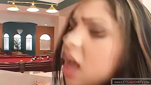 Celina yeni üvey babasına aşık oldu