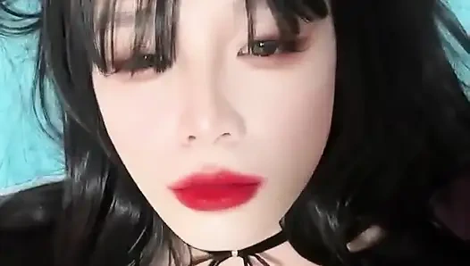 Kızgın yavru kedi siyah kıyafetlerime büyük miktarda boşalma atıyor ve hiç duramıyor