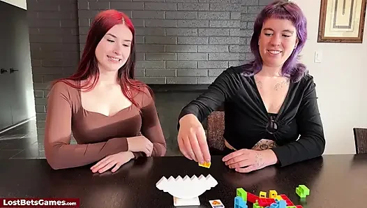 Striptiz oyunu kazanilirken seksi oyuncaklar çıkıyor