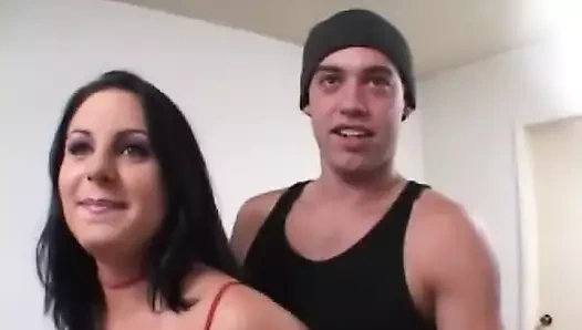 Yarak fahişesi sert sikiliyor ve parmakla sikiliyor