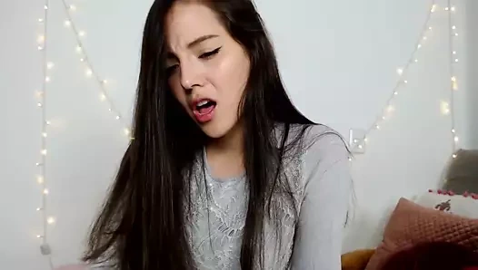 Seksi ve sevimli yüz latin tatlılığıyla seni alay ediyor