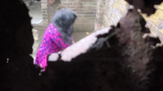 Üvey teyzemi ve üvey amcamı banyo yapıyor görüyorum