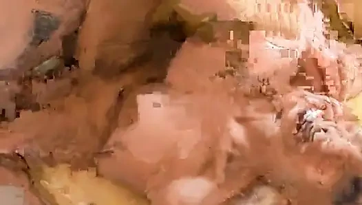 Azgın sarışın kanepede sikilirken yarak emiyor