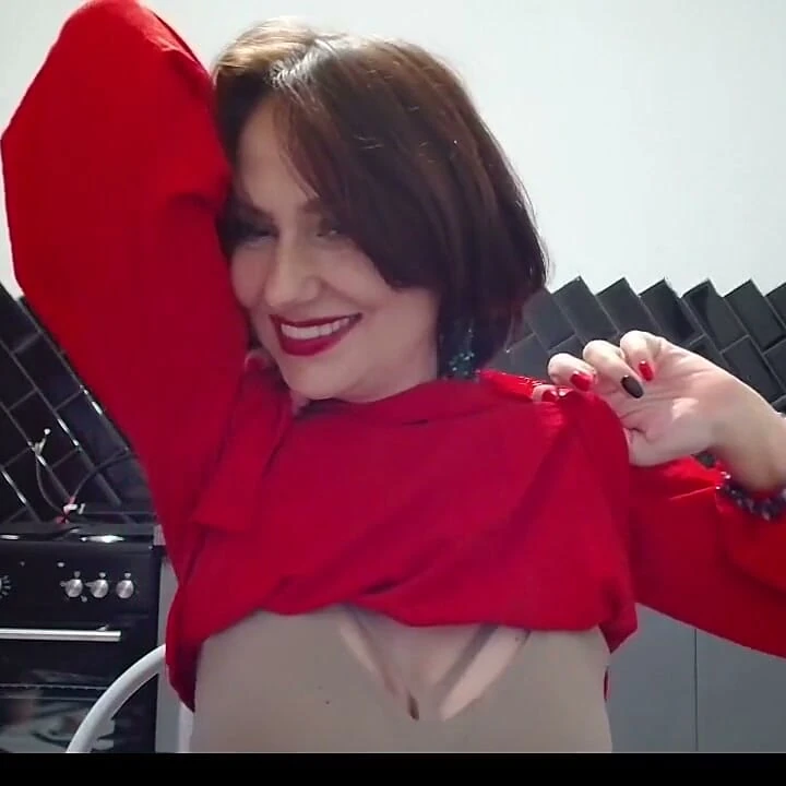 Sakso ve orta yaşlı seksi kadının sarkan göğüsleri çok lezzetli.