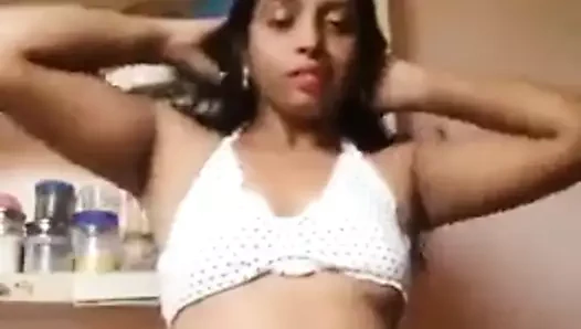 Azgın evli kadın bf çıplak gösteri için kıllı kedi gösteren