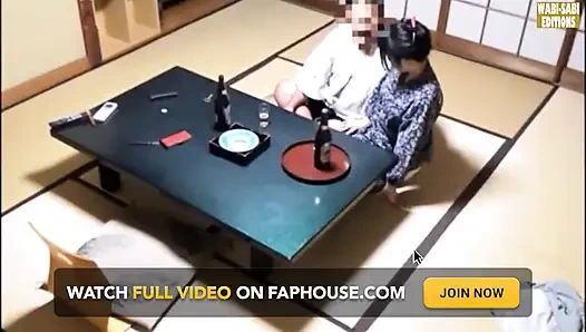 Özel bir oda seansında yakalanan bir kaplıca görevlisinin saatler sonra baştan çıkarılması -sahne.1