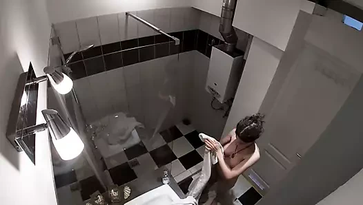 Kamera - duşta üvey kız kardeşimi sikiyorum