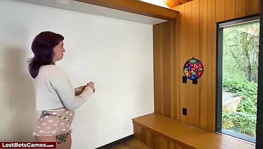 Bir dart oyunu yaramaz bir striptiz oyununa dönüştü