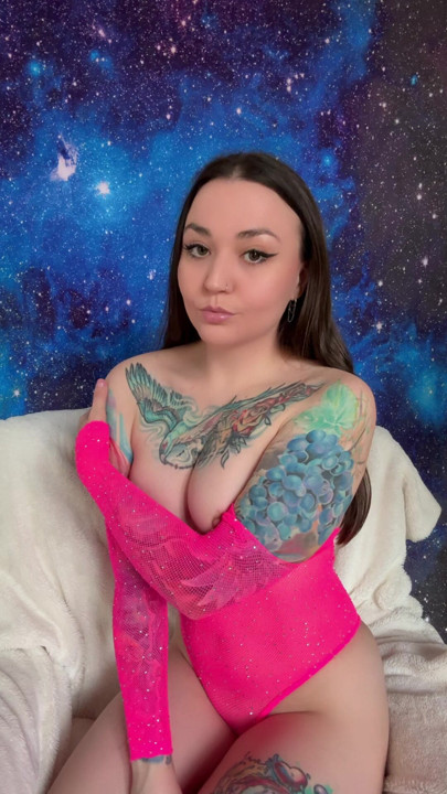 Benim mi, Pembe, göğüslerimi mi seviyorsun?