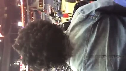 Sıcak afro saçlı sigara içen seksi siyah kadın