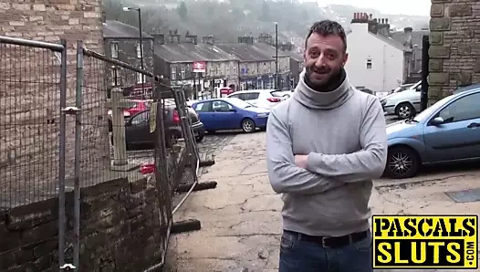 Seksi İngiliz sürtük lezzetli twat cezalandırmak için birine ihtiyacı var