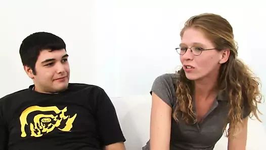 Oğlan saatler onun kız almak becerdin tarafından bir uygun siyah iri parça