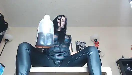 Diz üzerinde sigara içiriyor köleyi besliyor