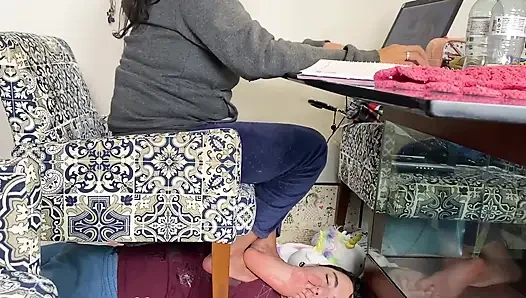 Tanrıça Kiffa'nın kullanmak için gerçek hayat köleleri var