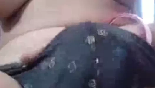 Hintli kız arkadaşım görüntülü görüşmede benim için parmaklıyor ve boşalıyor