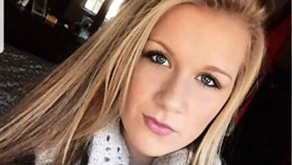 Siyah topları emmek. üniversiteli kız doğru yapıyor