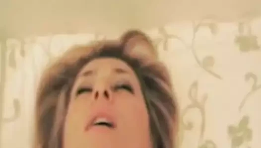 Karısını çok seviyor!