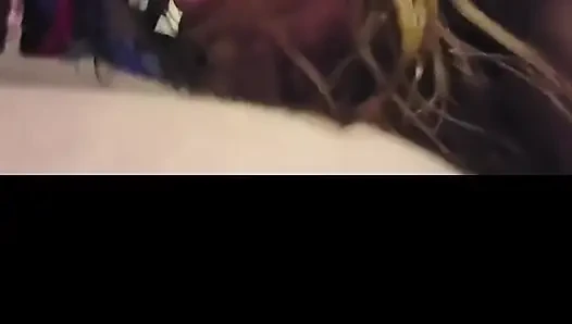 Ateşli azgın ve aç orta yaşlı seksi kadın yarak yutuyor