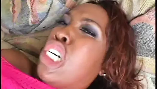 Hottie siyah kız kahrolası ve emme beyaz horoz