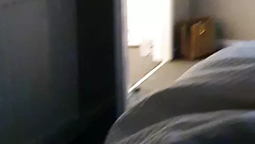 Üvey anne karanlıkta üvey oğlunun ereksiyon olması için yardım ediyor