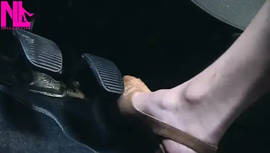 Açık kahverengi gözetleme toynağı sandaletle canlanıp araba sürüyor