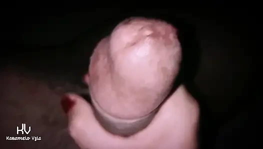 Evli kadın yakın çekimde yarağı okşuyor