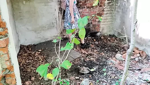 Genç evli kadın ormanda soyunuyor ve çıplak yürüyor