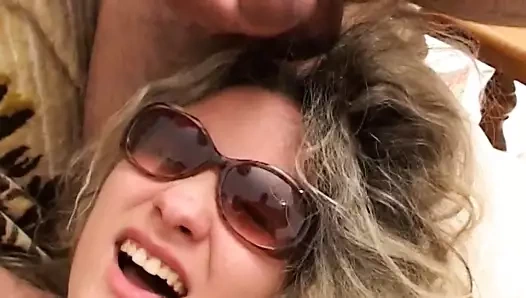 Sarışın sikikleri içinde amatör üçlü iki büyük yarak