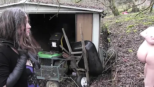 Kötü lezbiyen cadı kırsal arazisinde çalışan kadın kölelerini eziyor