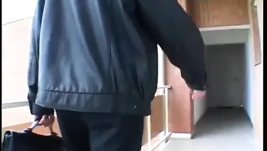 Büyük memeli orta yaşlı seksi fahişe azgın ıslak amına büyük yarak alıyor