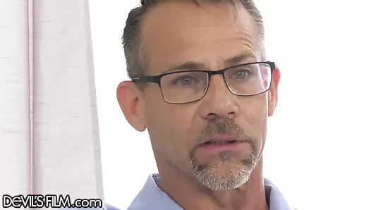 Seksi kolej kız kirli eski üvey babası tarafından sert dövülerek alır