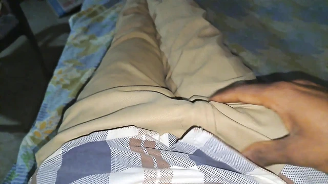 Genç desi adam soyunma odasında yemek yapıyor ve ustalık yapıyor