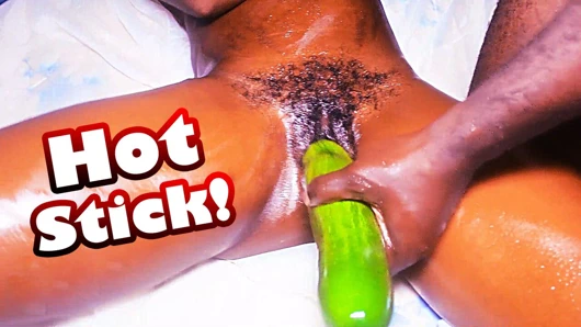 Güzel sıcak genç dev bir salatalık becerdin